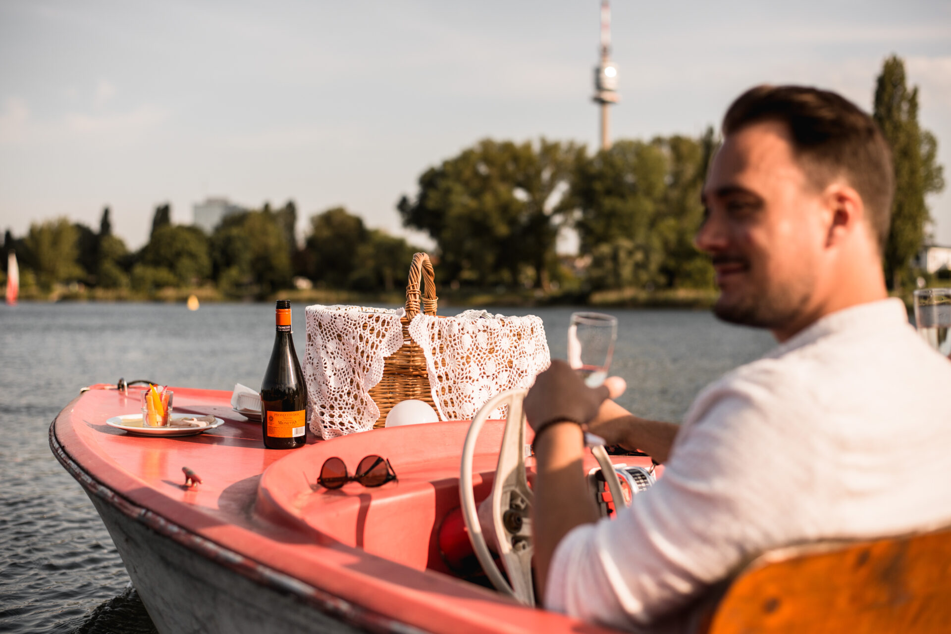 Elegantes Boot Fahren In Der Nhe Ebenbildnull